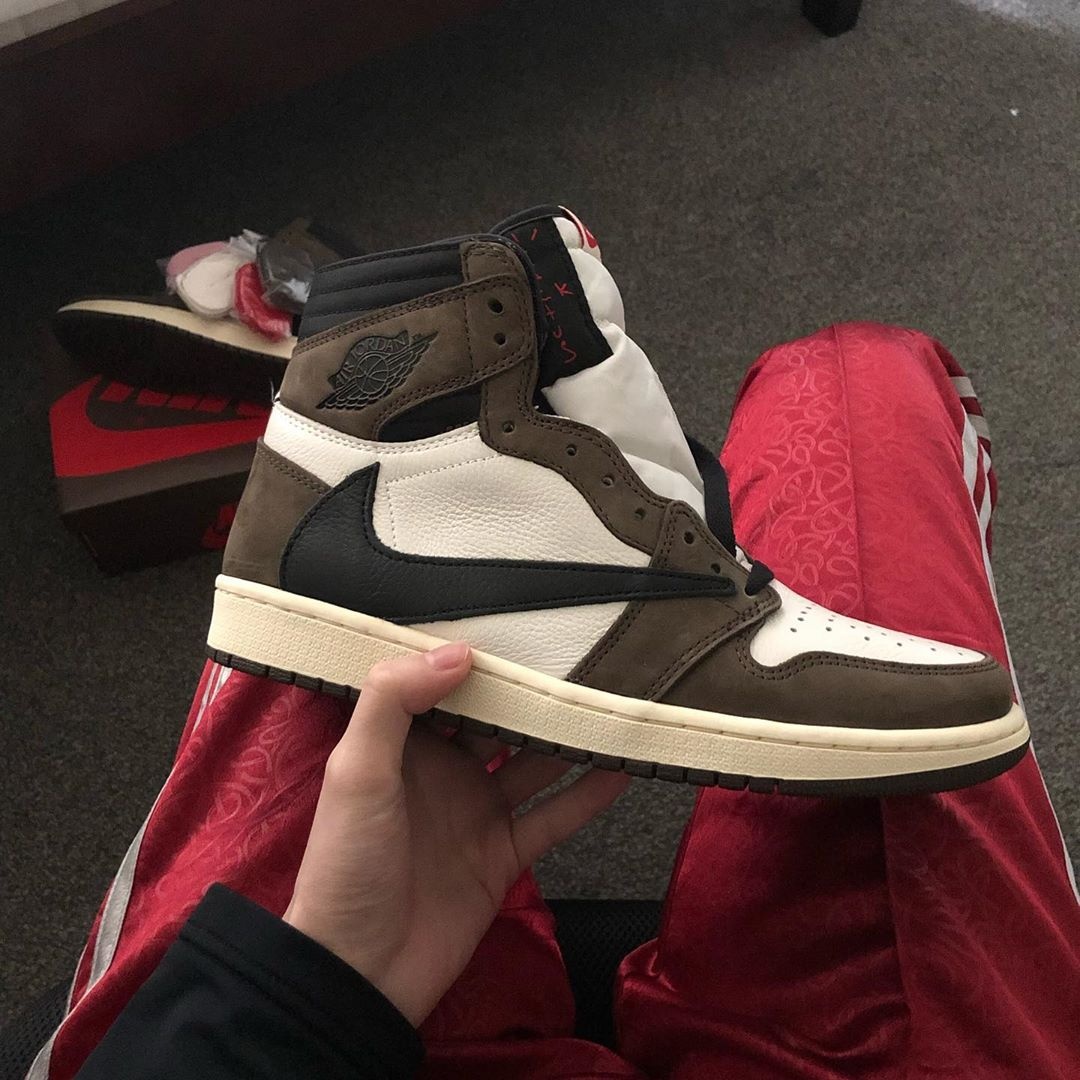 4 doi giay co gia ban lai cao nhat nam anh 9