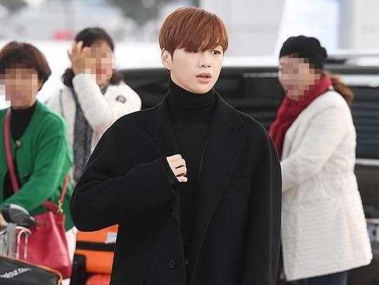 Kang Daniel mac ca cay den, GOT7 dien toan hang hieu den Viet Nam hinh anh