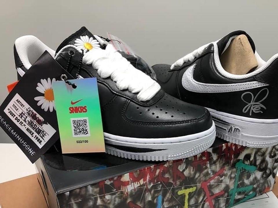 Fan Viet dap hop doi giay hoa cuc co chu ky cua G-Dragon hinh anh