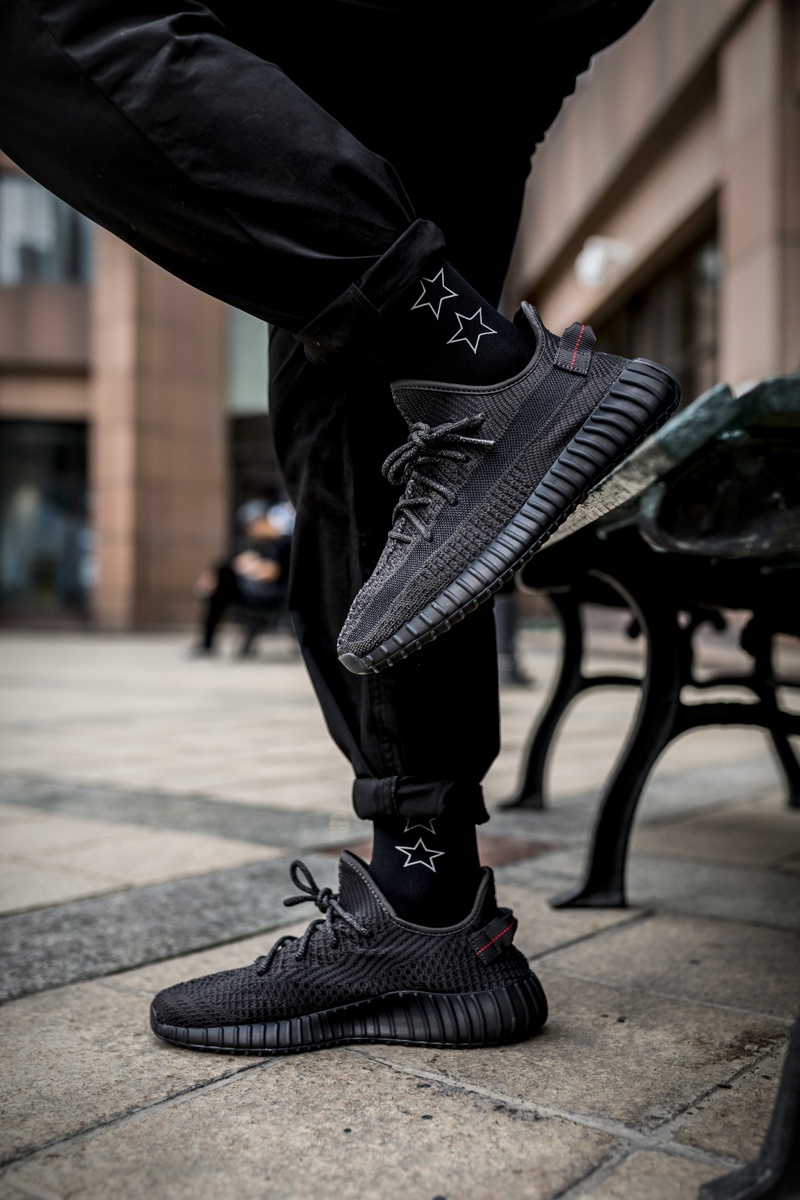 mở bán lại Yeezy Boost 350 V2 Black ảnh 2 mo ban lai Yeezy Boost 350 V2 Black anh 2