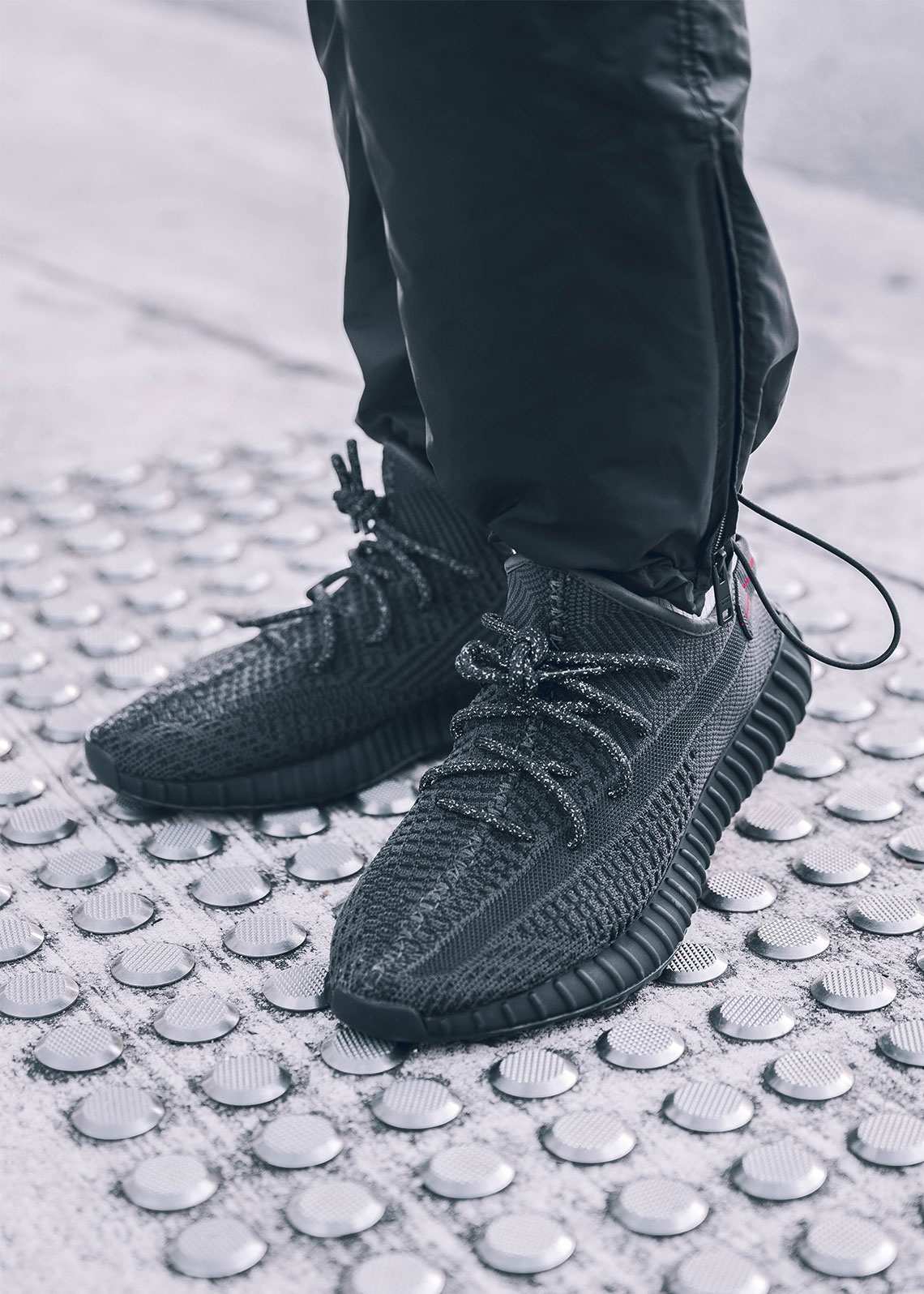mở bán lại Yeezy Boost 350 V2 Black ảnh 3 mo ban lai Yeezy Boost 350 V2 Black anh 3