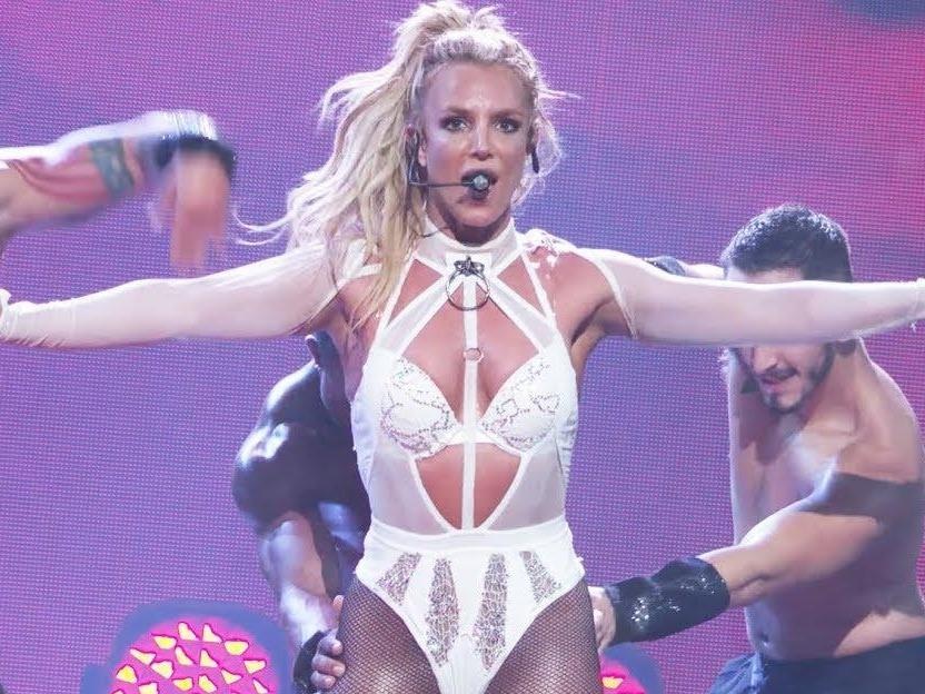 Britney Spears chuong dien do ho hang len san khau hinh anh