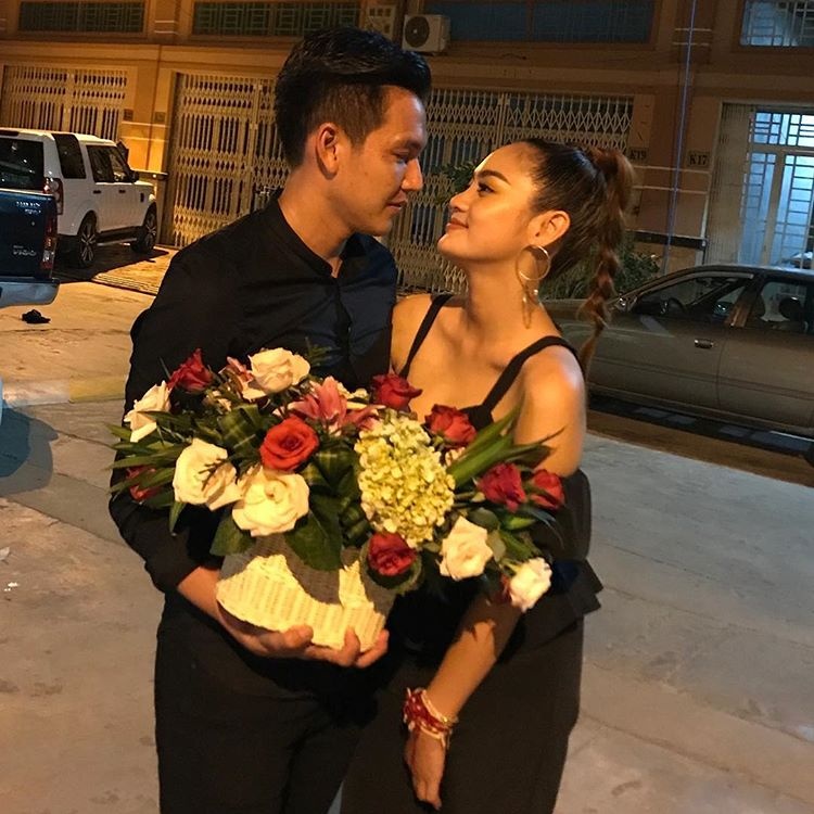 cau thu Campuchia mac gi khi o ben ban gai anh 2