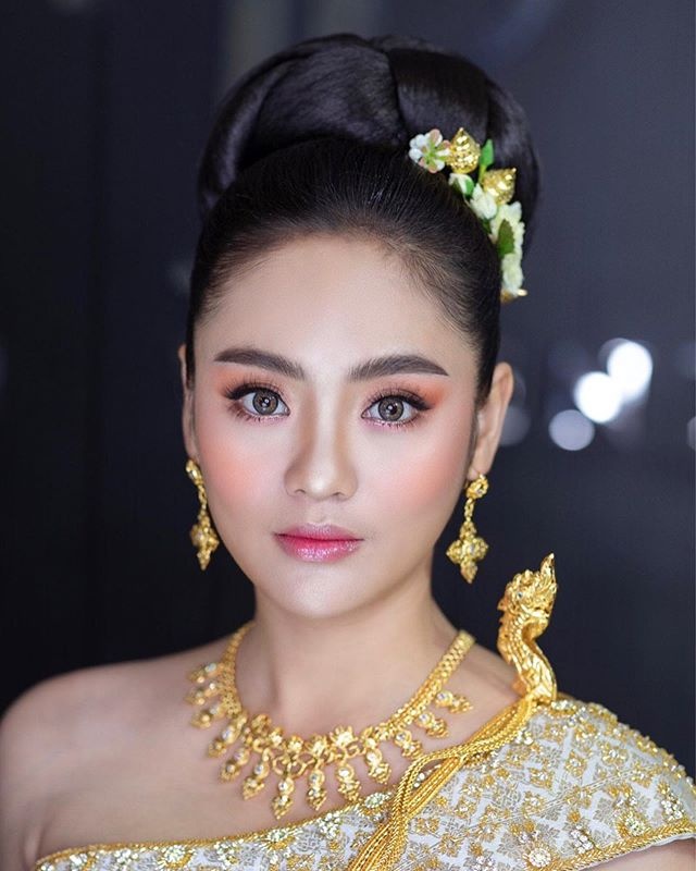 cau thu Campuchia mac gi khi o ben ban gai anh 13