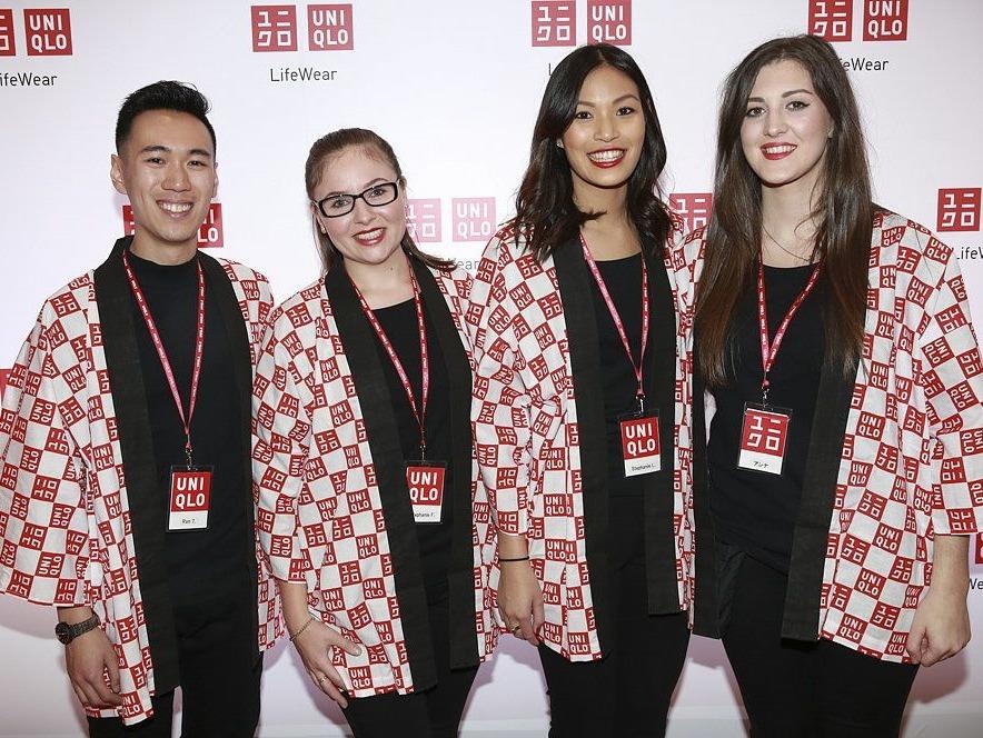 Dong phuc nhan vien cua Uniqlo, Zara trong nhu the nao? hinh anh