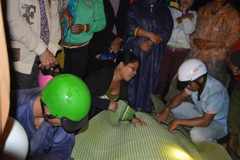 3 thanh nien thiet mang duoi gam xe tai hinh anh