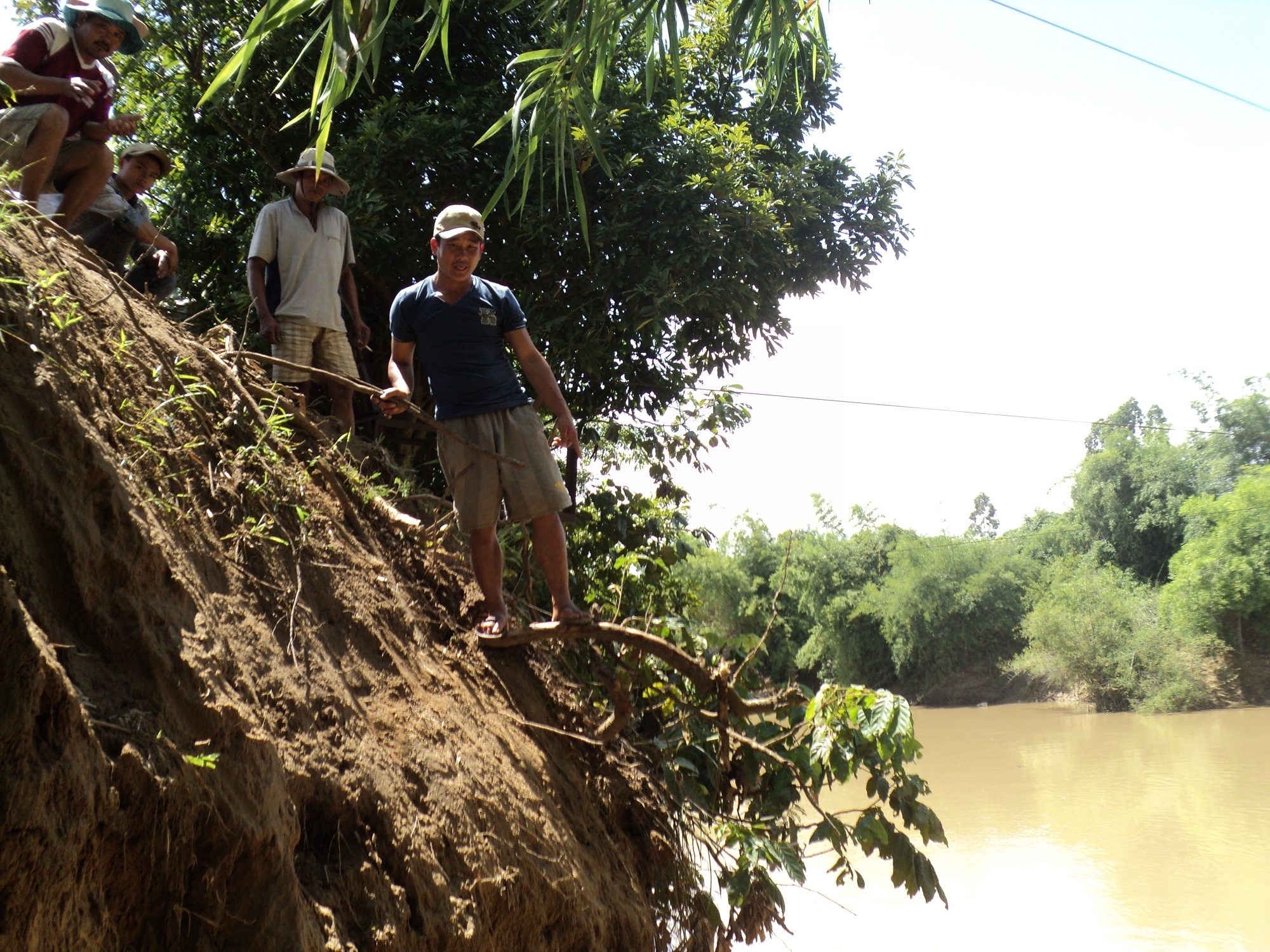 Em trai dau don chung kien anh rot cap chet tai mep song hinh anh