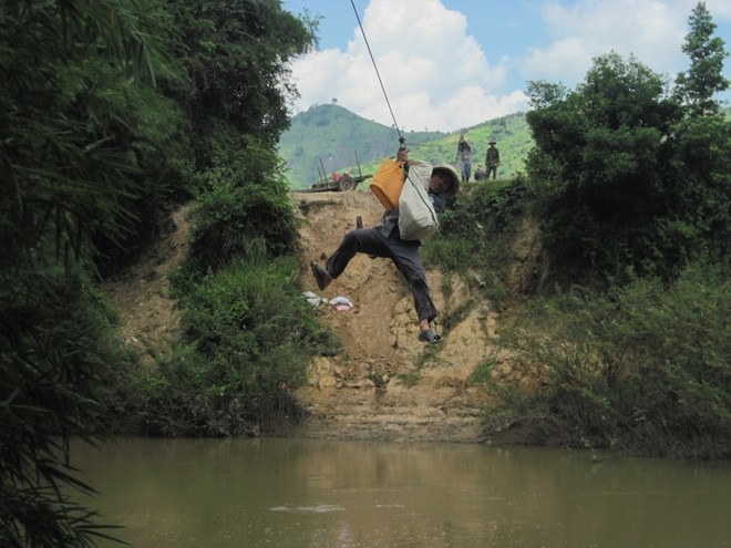 Du day qua song di lam, mot nguoi tu vong hinh anh