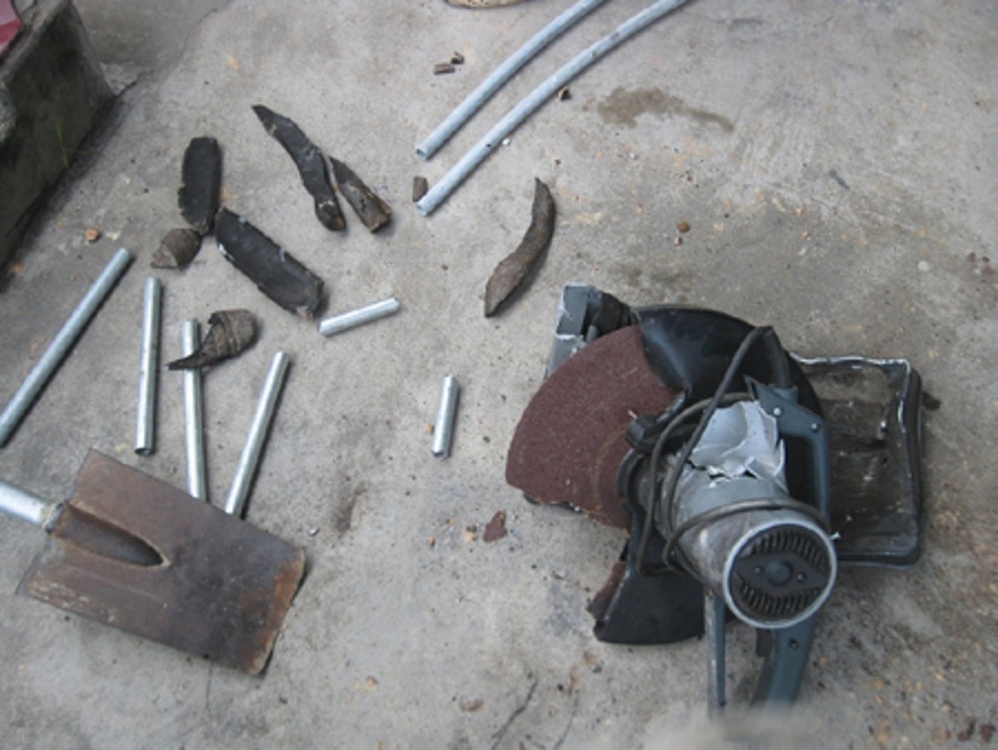 Cua dau dan, ong noi chet tai cho, 2 chau bi thuong nang hinh anh