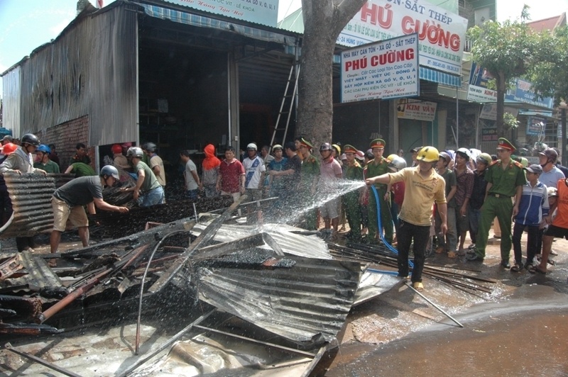 Chay xuong co khi gan ngan hang, nhan vien bo chay toan loan hinh anh