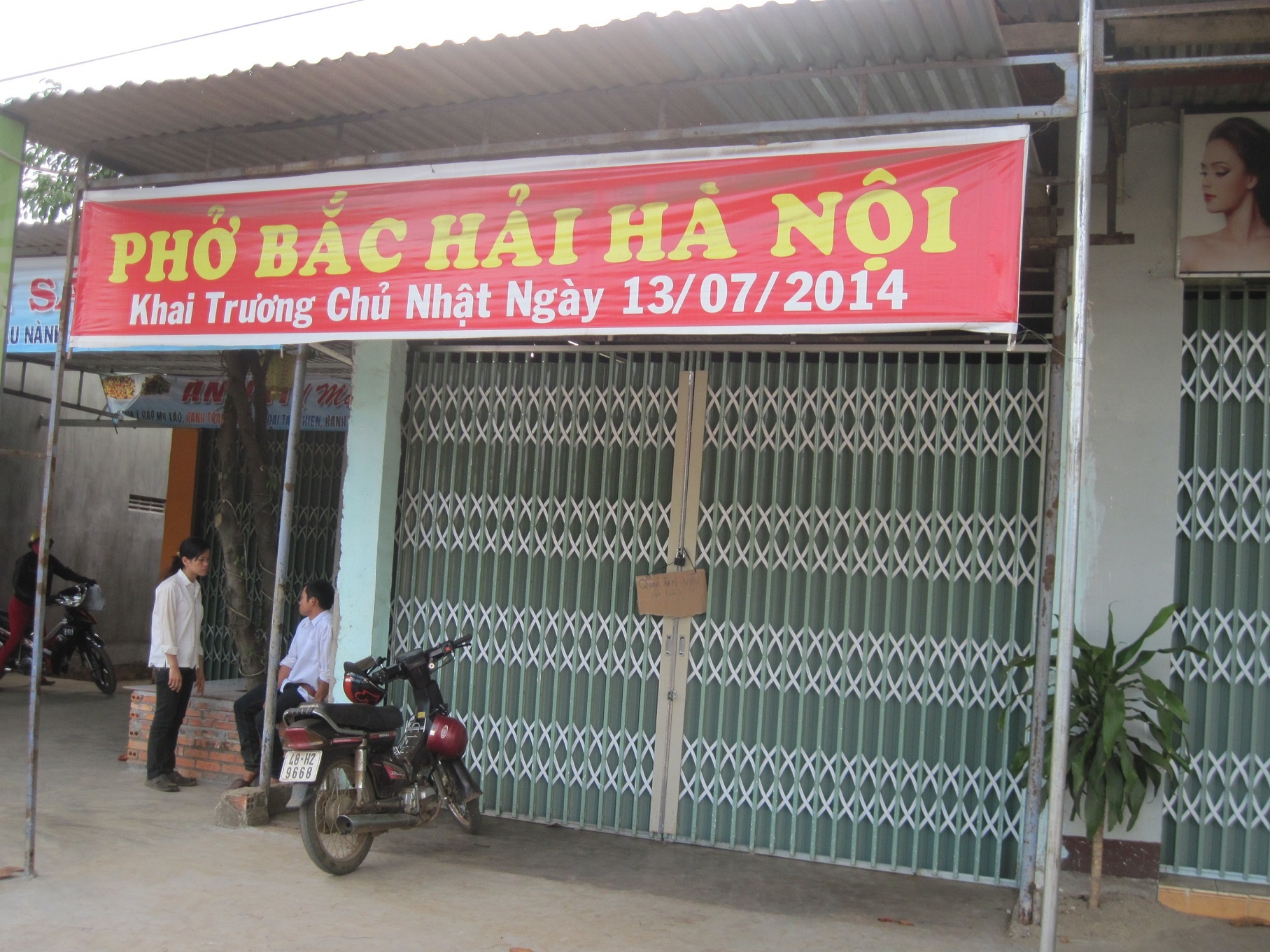 Cháu Khánh mất, quán phở của đôi vợ chồng trẻ tạm nghỉ.