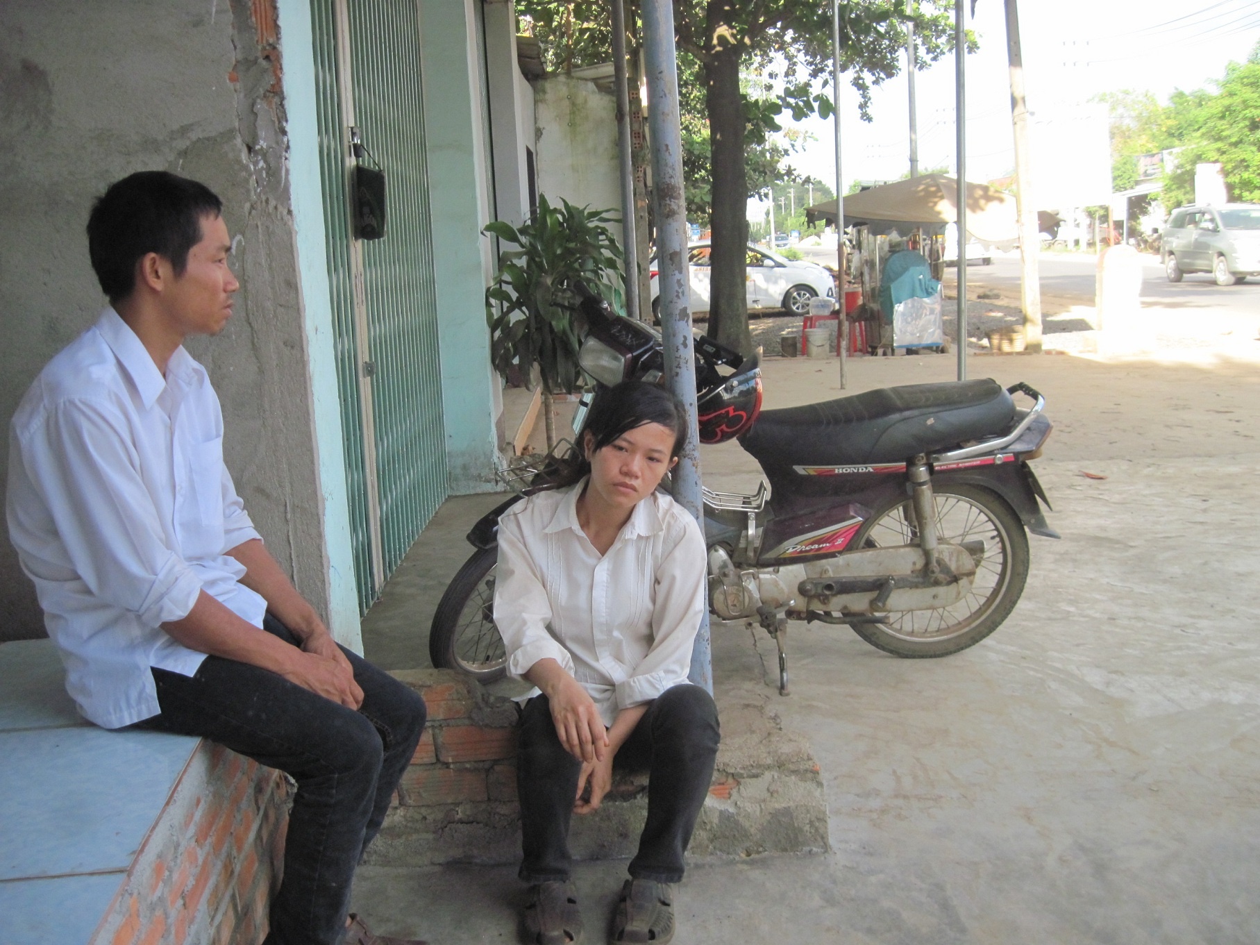 Be 2 tuoi tu vong vi an ba cho nhat ngoai duong hinh anh