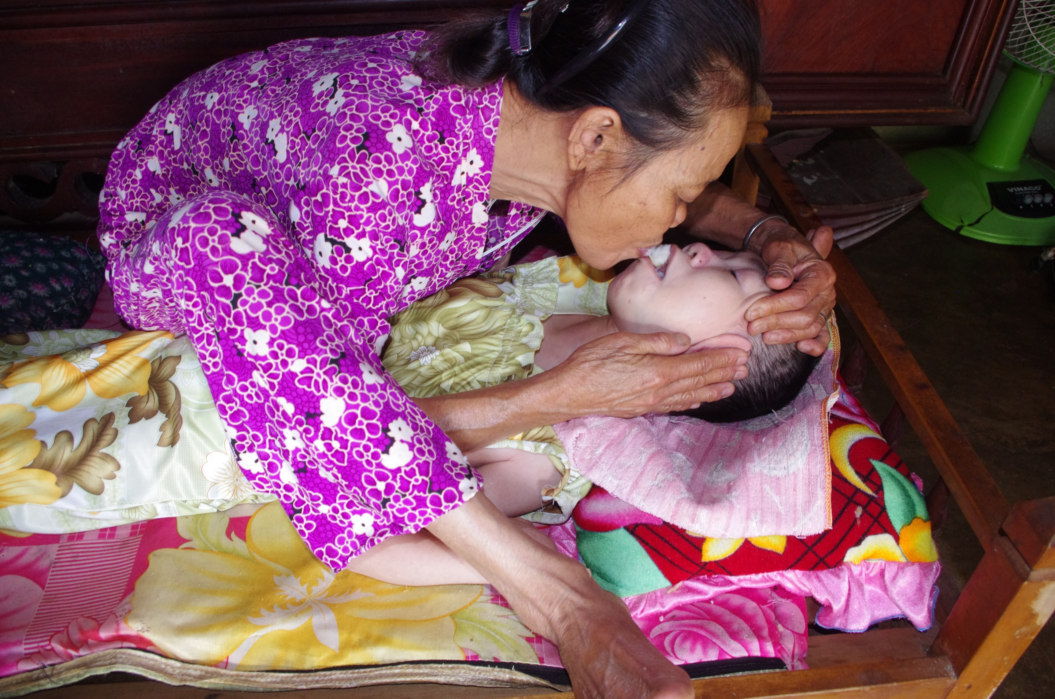 Me gia 27 nam kep dau bon com cho con hinh anh