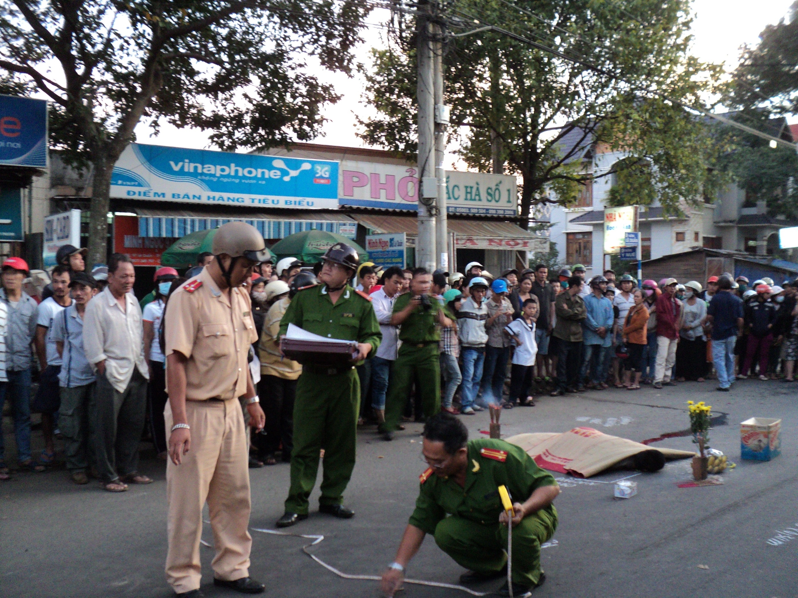 Nguoi dan ong 4 lan lao minh vao dau xe tai tu tu hinh anh