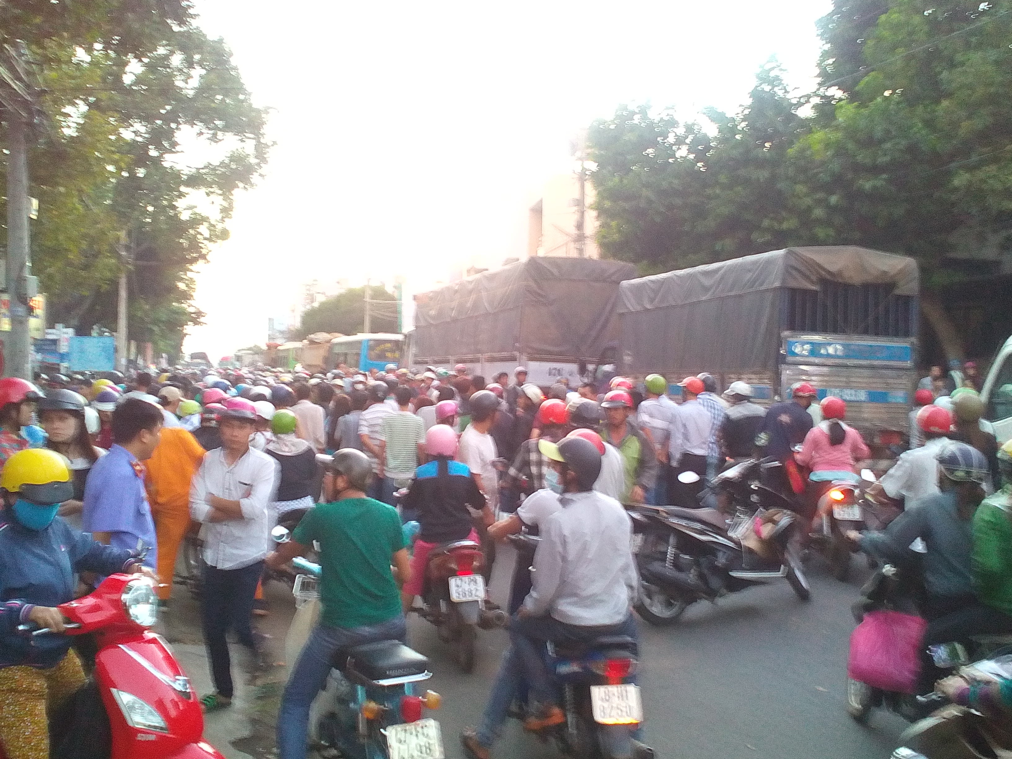 Vụ tự tử đã làm giao thông kẹt cứng trong thời gian dài.