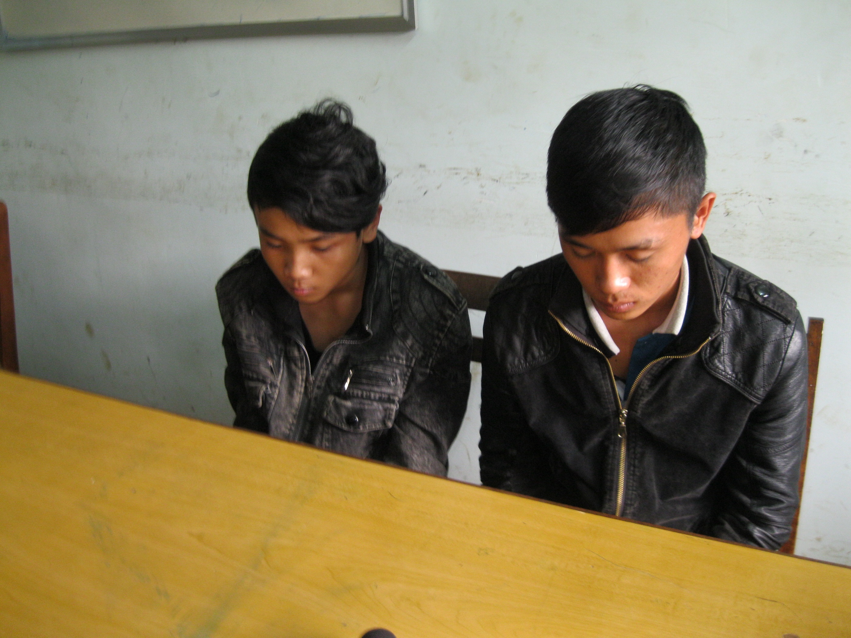 Hai ke dam vao mong nguoi di duong cuop xe may hinh anh