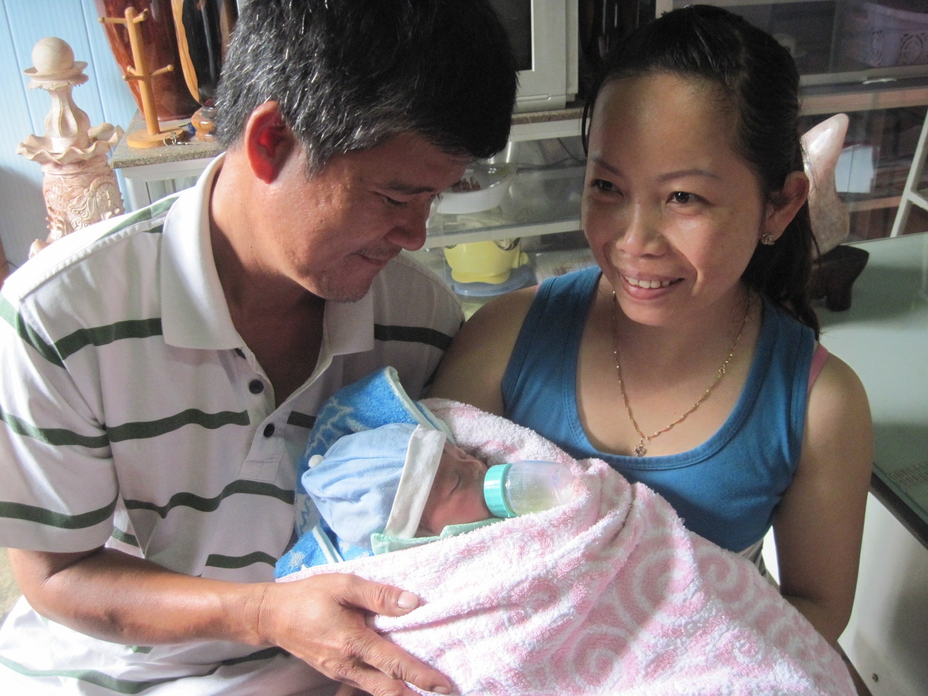 Be gai con day ron bi bo o ray ca phe hinh anh