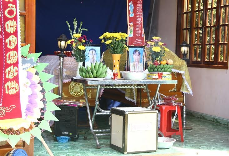 2 me con chet duoi trong dem bi cua cap hinh anh