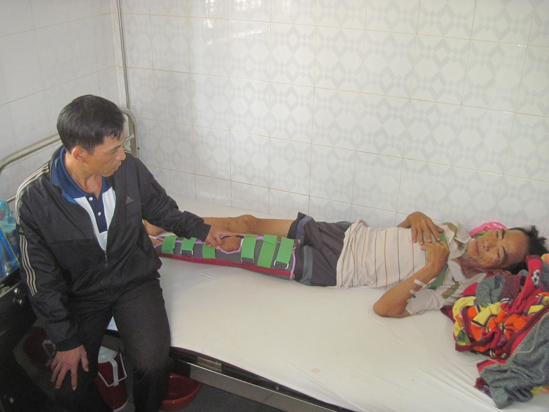 Ông Đường được cấp cứu tại bệnh viện huyện Krông Năng.