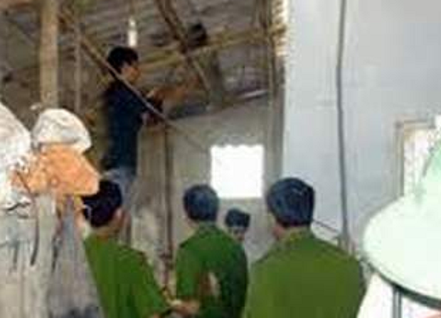 Trung uy cong an treo co tu tu trong phong tro hinh anh