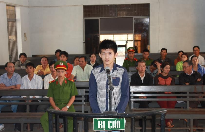 Be be gai 3 tuoi vao giuong gio tro doi bai hinh anh