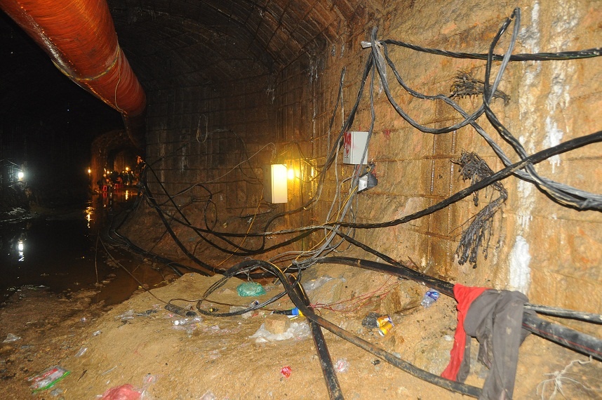 Hệ thống dây điện, ống dẫn khí được đưa vào phục vụ tối đa cho công tác cứu trợ.