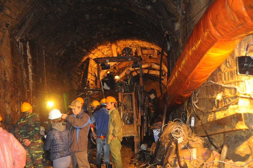 Lực lượng cứu hộ vẫn đang mải miết làm việc bất chấp thời tiết giá lạnh.