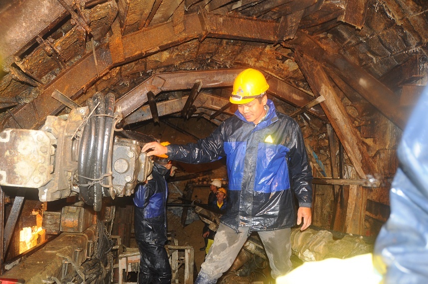 Đội cứu hỗ vẫn đang miệt mài làm việc để mở đường tiếp cận các nạn nhân.