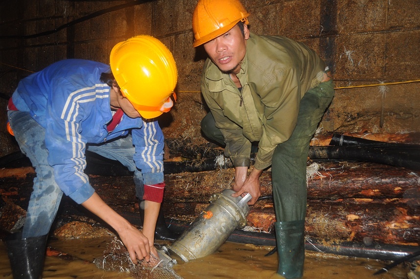 Lắp ống bơm để bơm nước từ bên trong ra ngoài tránh tình trạng ngập úng gây ảnh hưởng đến tính mạng các nạn nhân.