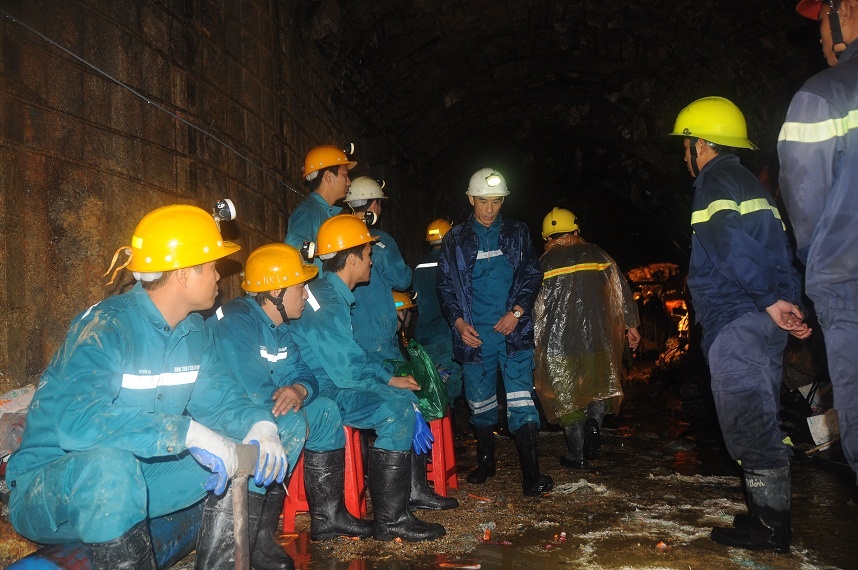 Đội công nhân mỏ từ Quảng Ninh đã bay vào để hỗ trợ cứu hộ.