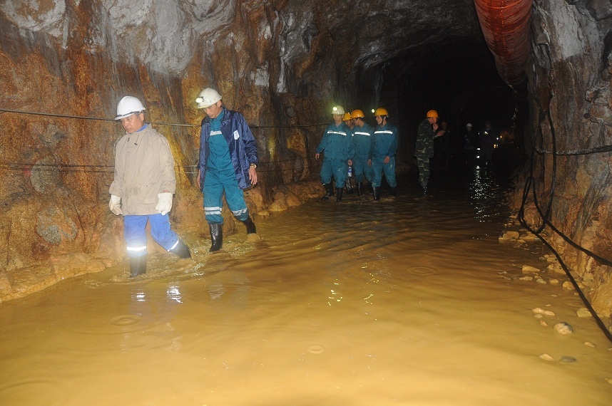 Hiện tại nước phía bên ngoài đường hầm ngập đầu gối.