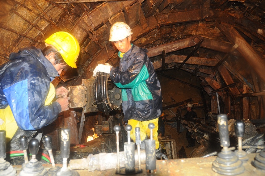 Ben trong ham thuy dien bi sap chon vui 12 cong nhan hinh anh