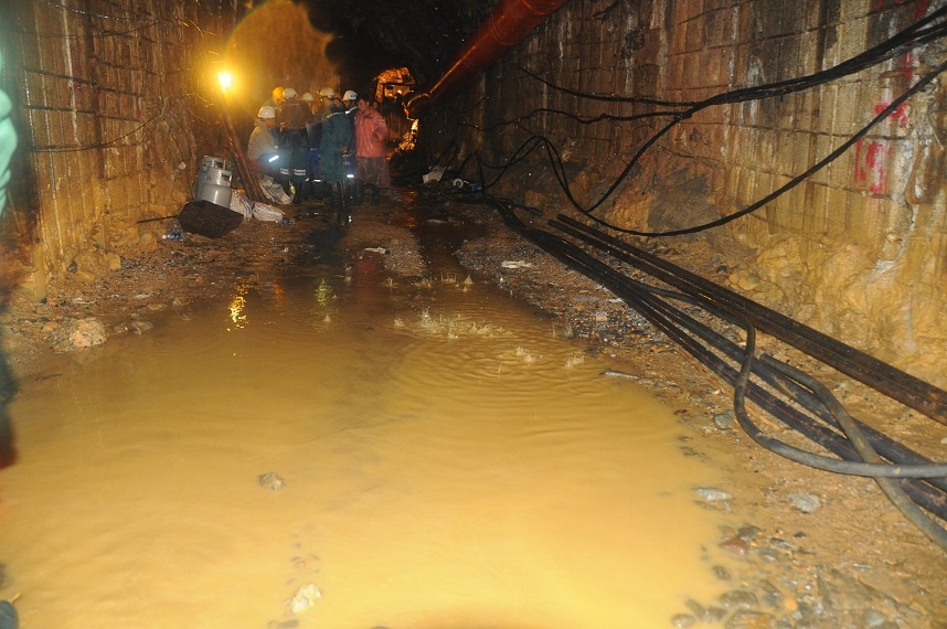 Nước vẫn tiếp tục rơi trên trần hầm xuống khiến công tác cứu hộ gặp nhiều khó khăn.