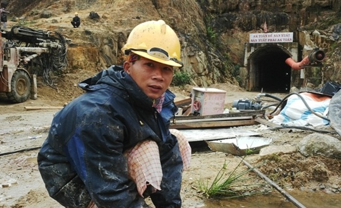 Phut sap ham thuy dien, 12 nguoi bi chon vui hinh anh