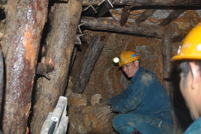 Các công nhân đang tích cực đào hầm phụ để tiếp cận nạn nhân.