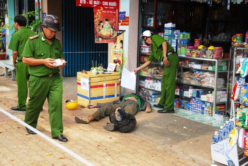 Nguoi dan ong ngoi nghi roi chet truoc tiem tap hoa hinh anh