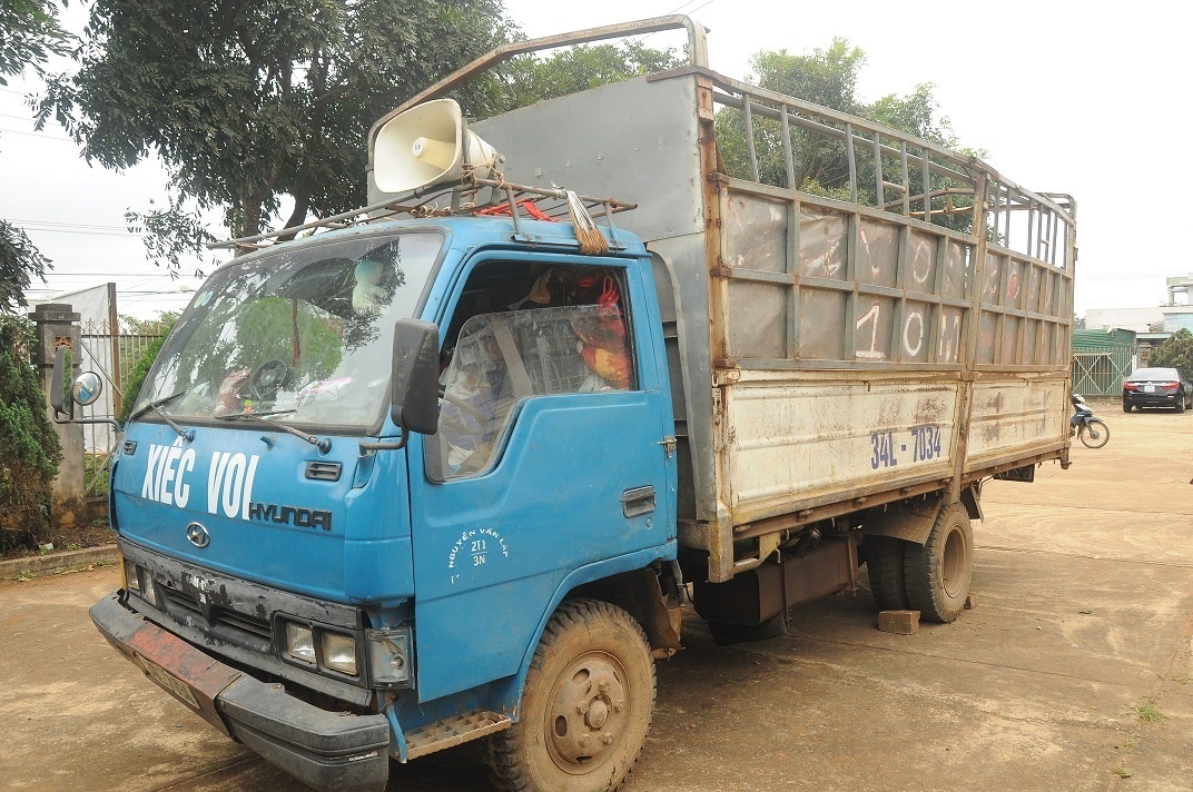 Chiếc xe chở voi đi lưu diễn hiện đang được giữ tại trụ sở UBND xã Đức Mạnh để phục vụ công tác điều tra.