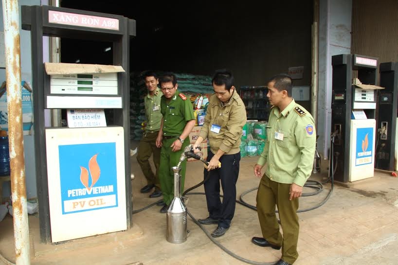 Gan chip dien tu de bom thieu xang kiem loi hinh anh