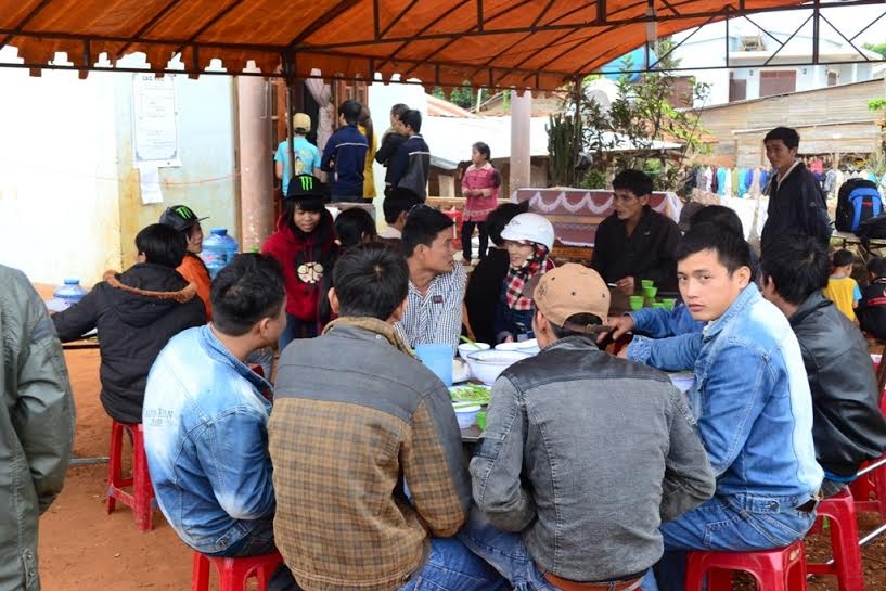 Người dân đến chia buồn với gia đình.