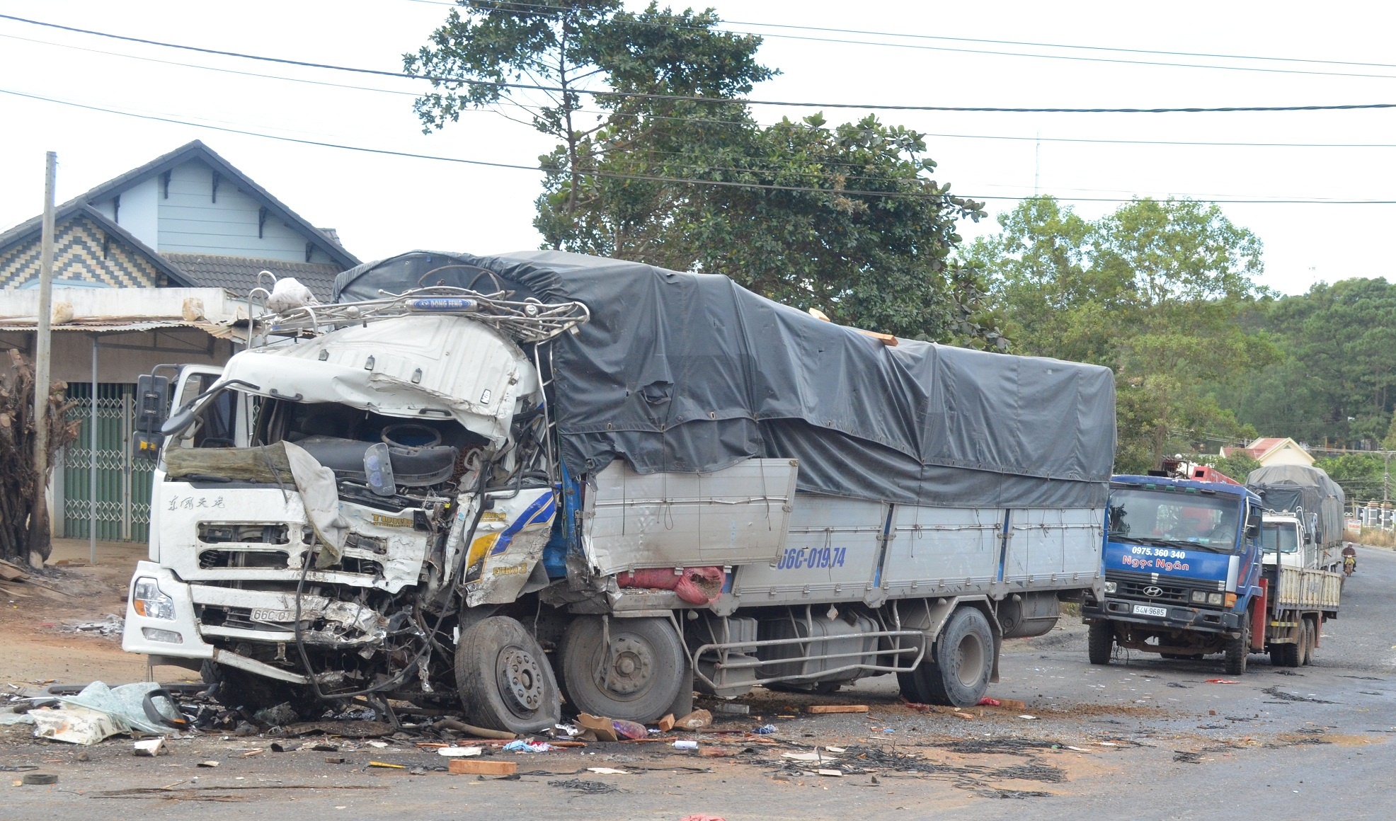 Hai xe tai tong truc dien, 1 nguoi chet tai cho hinh anh