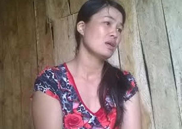 Chị Kíu đau đớn trước cái chết của con.