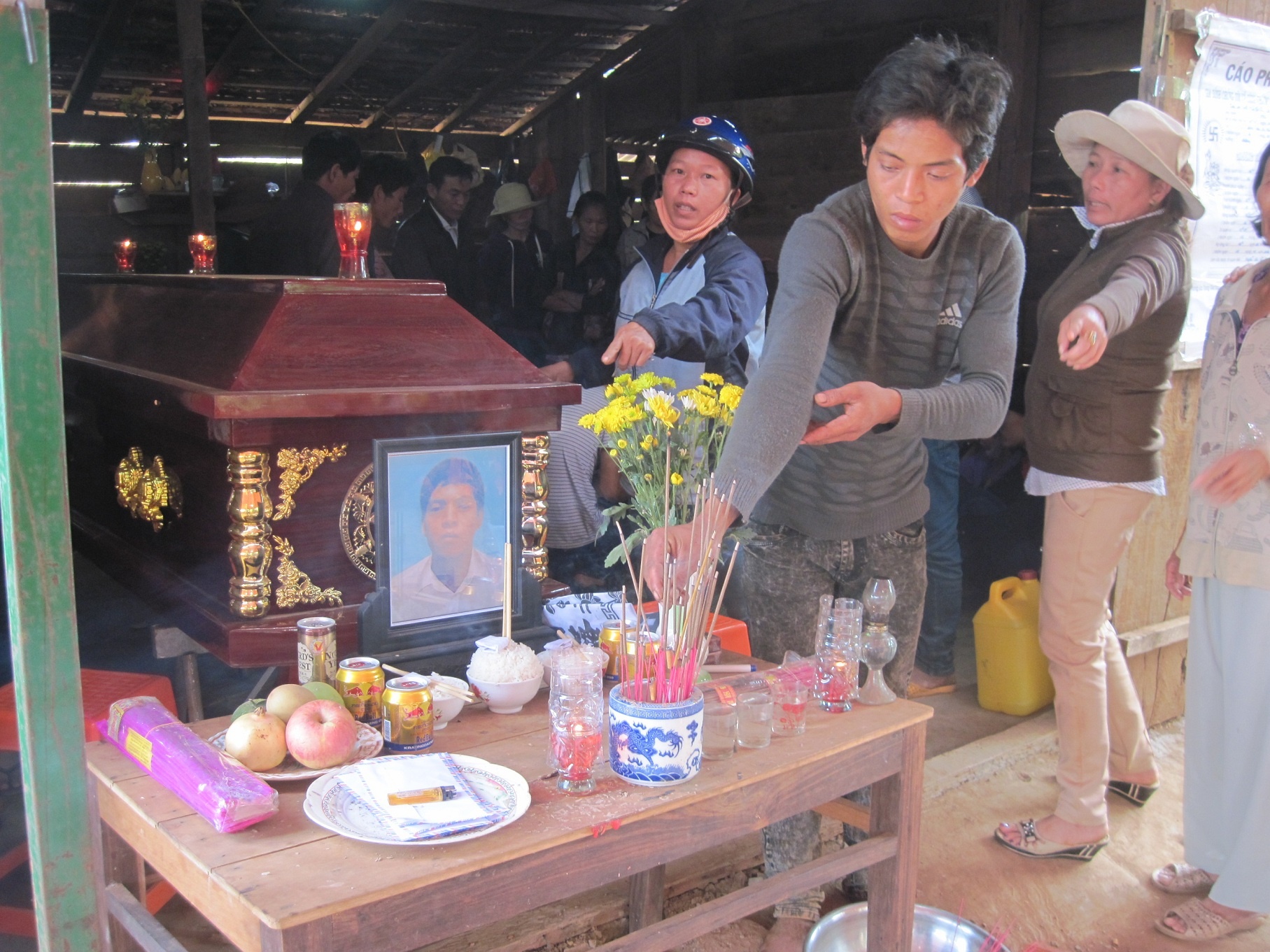 20 gio dat quan tai con trai o san uy ban xa de khieu nai hinh anh