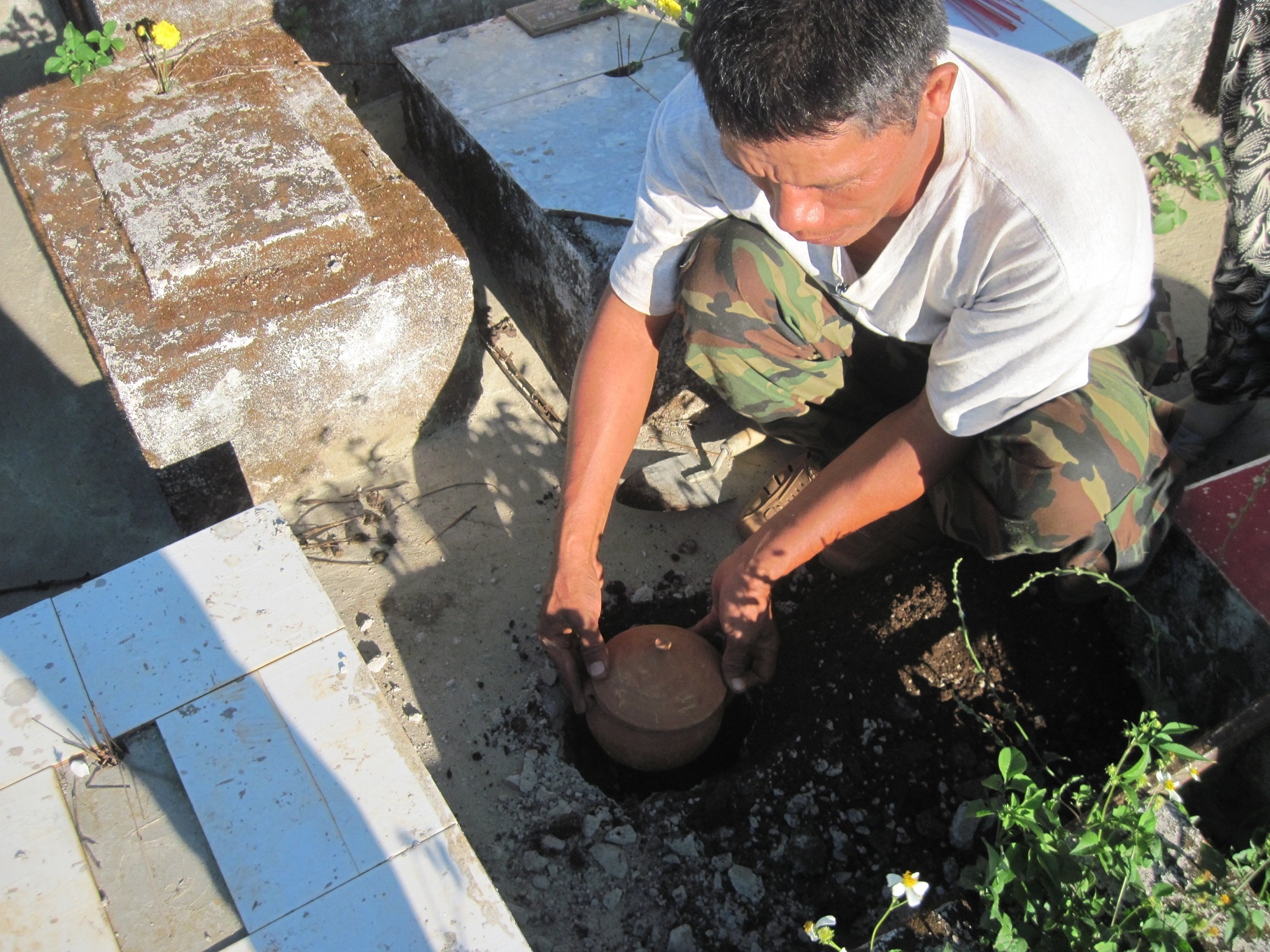 Anh Phụng chôn cất một hài nhi được lượm về.