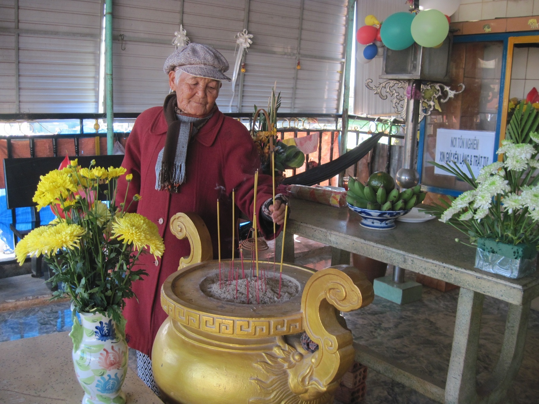 Dù đã lớn tuổi hàng ngày bà Tâm vẫn tình nguyện lo hương khói cho các cháu ở nghĩa trang.