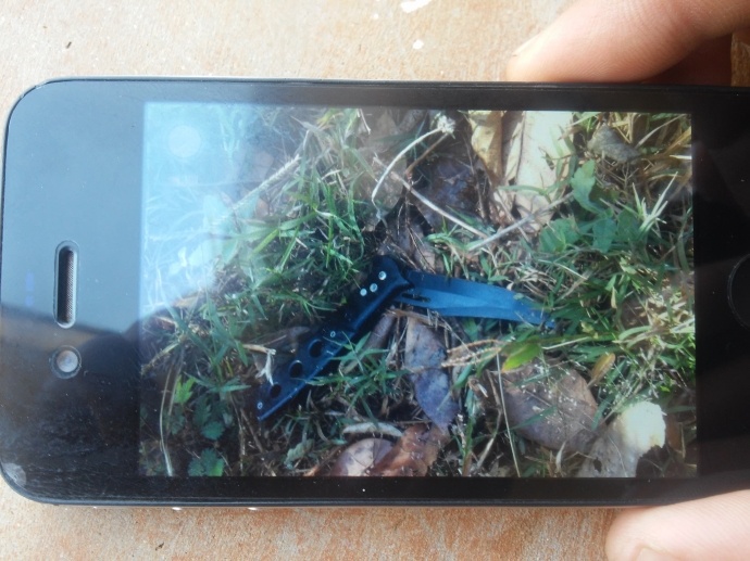 Chiếc dao gập được phát hiện phía sau nhà. Ảnh do người dân cung cấp.