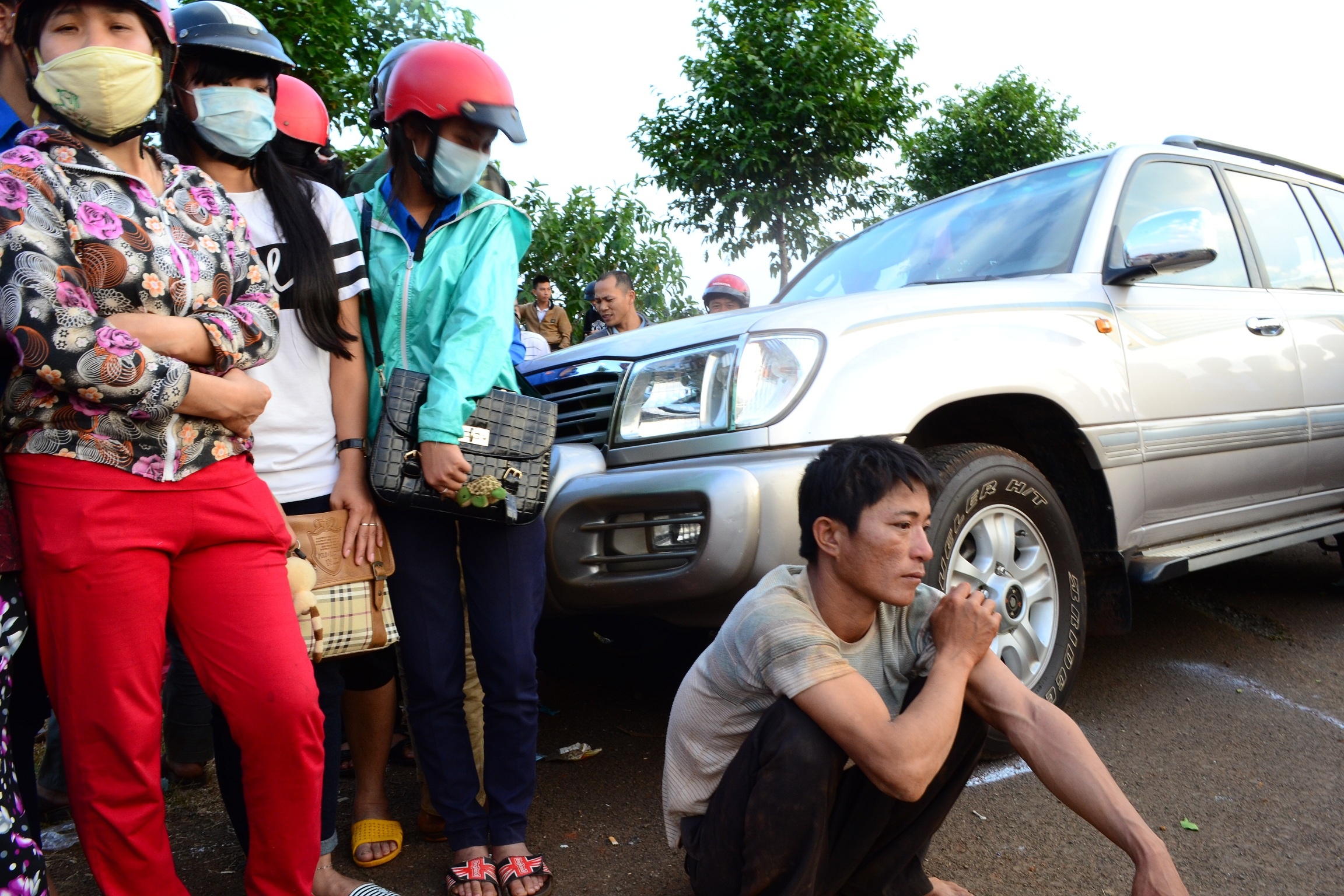 Em bat luc nhin anh trai bi oto tong vang xa 5 met hinh anh