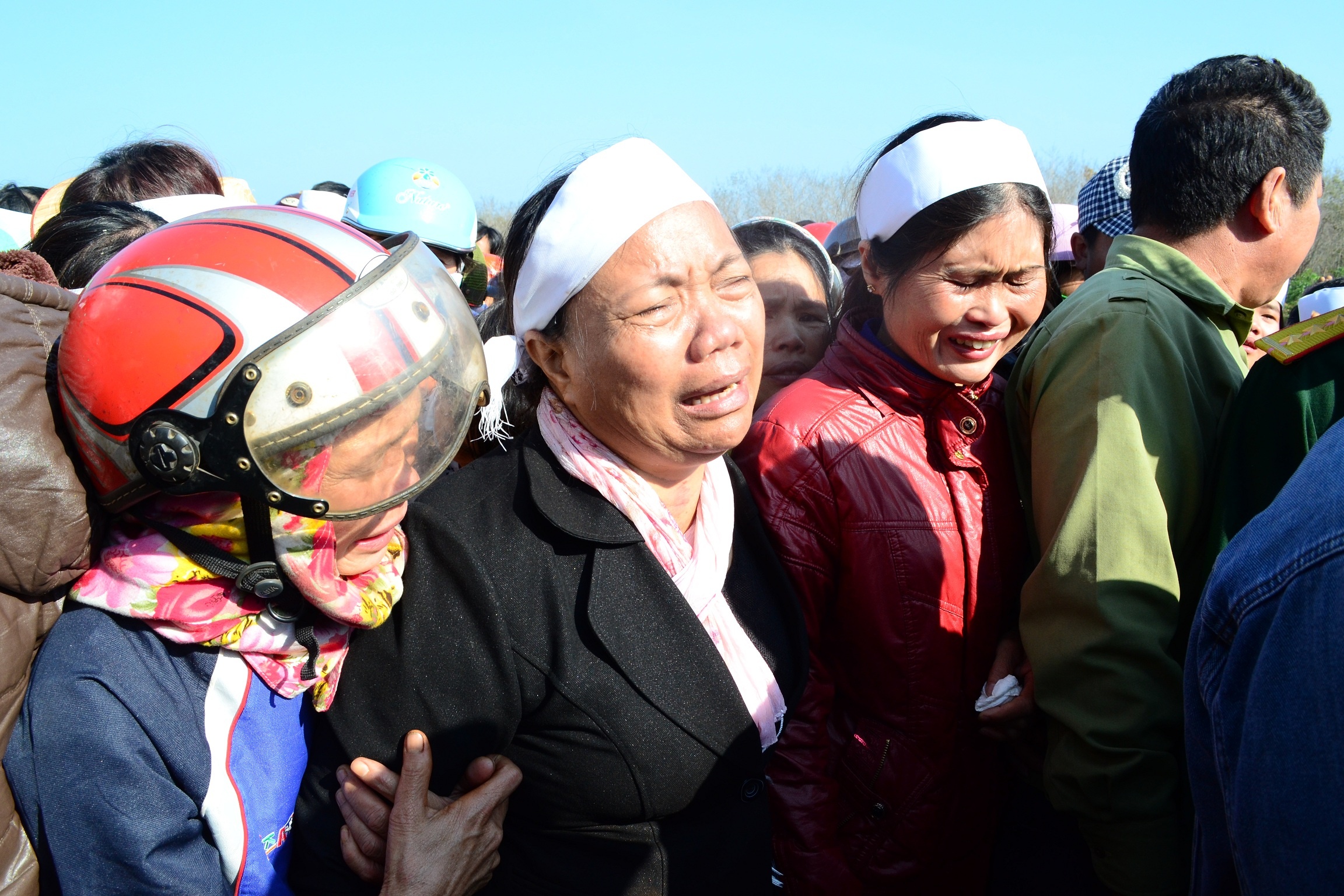 Người nhà khóc ngất trong ngày tiễn đưa nạn nhân.