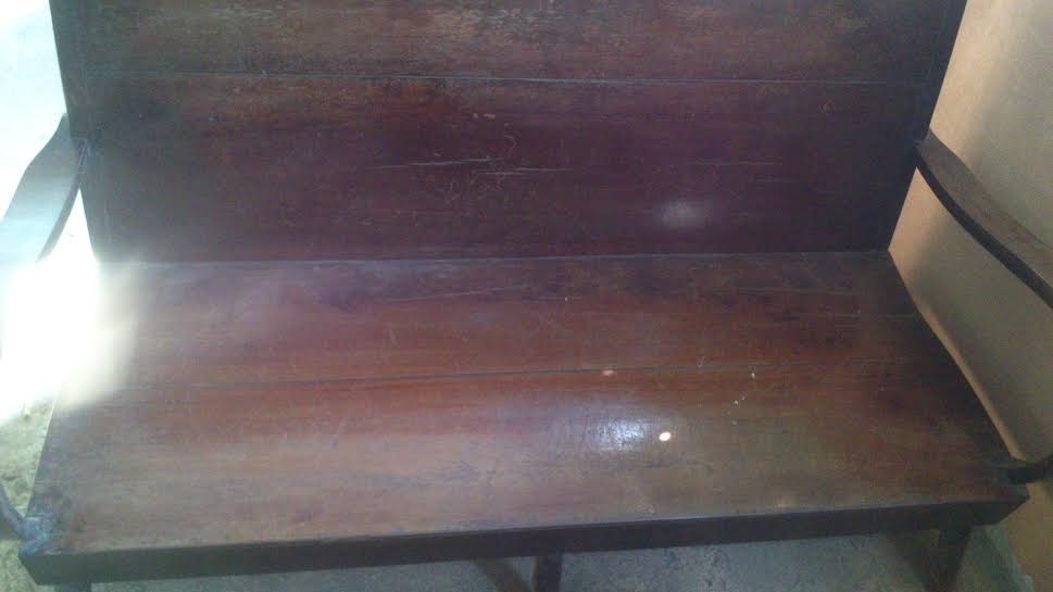 Chiếc ghế nơi Tiến nằm ngủ qua đêm tại quán của bà Mai.