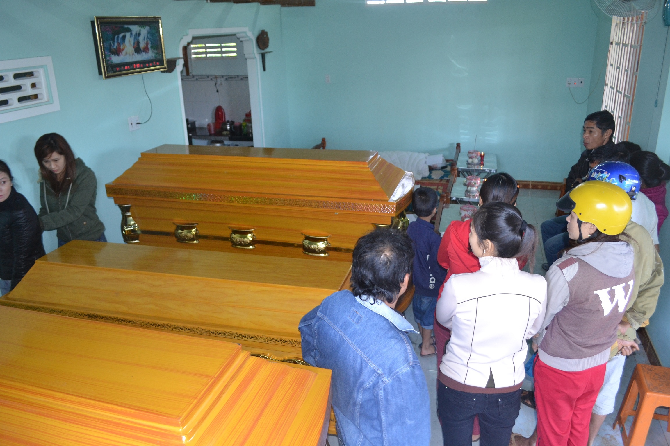 Ca gia dinh bi xe bon can vui trong bun, 3 nguoi chet hinh anh