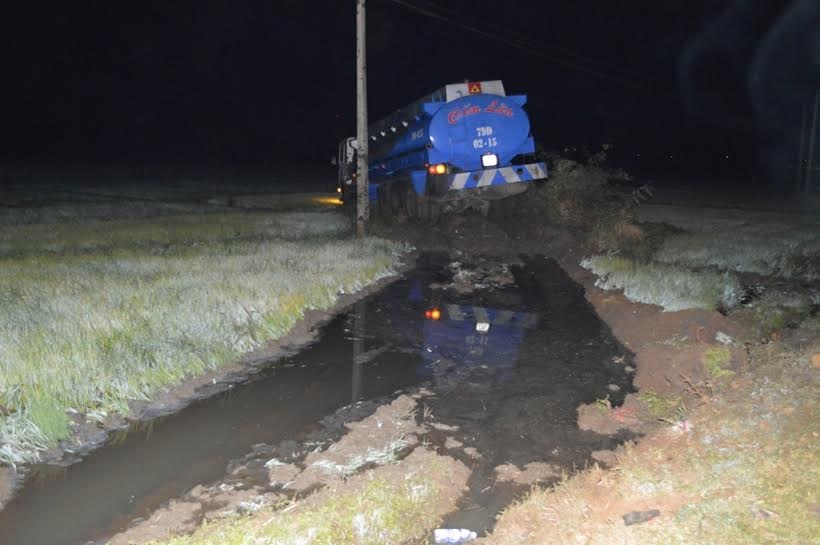 Chiếc xe bồn lao xuống ruộng sau khi gây tai nạn.